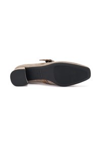 Un zapato de tacón alto con un exterior de ante beige y una correa texturizada y trenzada. La suela es negra con un agarre texturizado.