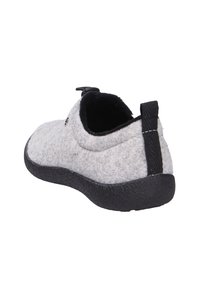 Pantofole grigie con suola e dettagli in gomma nera. Presentano un tallone aperto e una fascia nera cucita sul retro. Tessuto morbido.