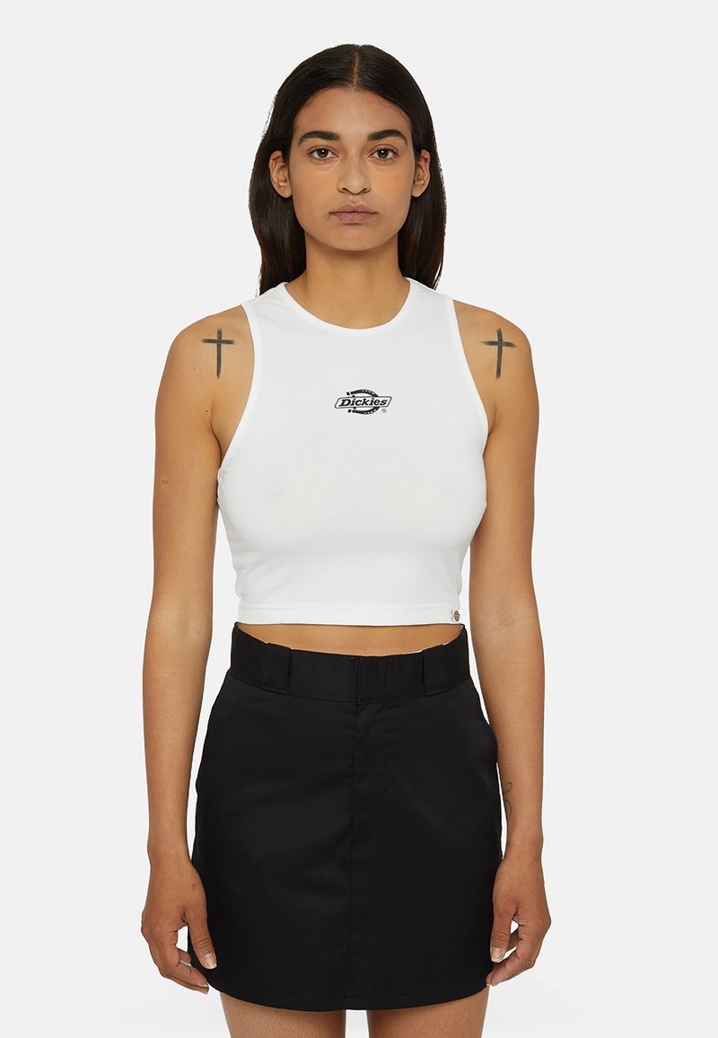 Witte cropped tanktop met een ronde halslijn en een zwart logo. Gecombineerd met een hoge taille zwarte rok. Eenvoudig en aansluitend ontwerp.