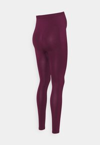 Těsné, vysoké legíny s plnou délkou v tmavě fialové barvě s hladkým, bezešvým designem na bílém pozadí.