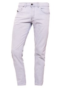 Světle modré slim-fit džíny s předními kapsami, poutky na pásek a zapínáním na knoflík na bílém pozadí.