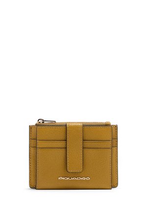 Cartera de cuero amarillo mostaza con ranuras para tarjetas, correa con cierre de presión, bolsillo con cremallera y logotipo de marca plateado "Piquadro" en el frente.