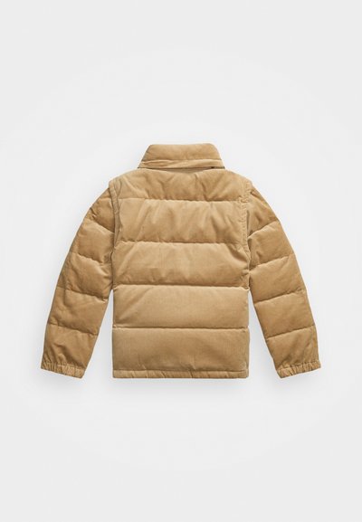 Giacca puffer in corduroy marrone, con colletto, texture trapuntata e maniche lunghe. La vista posteriore mostra cuciture orizzontali e una vestibilità comoda.