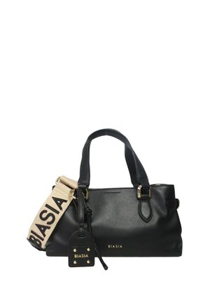 Sac à main en cuir noir avec deux poignées, une bandoulière beige amovible avec le texte "BIASIA" et une étiquette noire assortie avec des clous dorés et un logo.