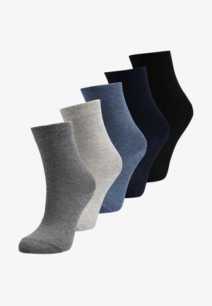 Vijf paar crewsokken in verschillende tinten: donkergrijs, lichtgrijs, blauw, marineblauw en zwart. Geribbelde boorden en een gladde textuur.
