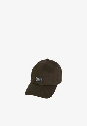 Dunkelbraune Baumwoll-Baseballkappe mit kleinem rechteckigem schwarzem Etikett vorne mit weißem Text.