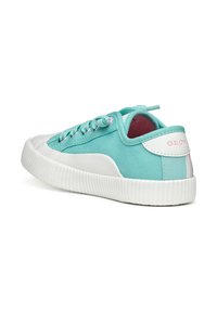 Sneaker in tela turchese con suola in gomma bianca, occhielli in metallo e un accento rosa sul tallone con il marchio "GEOX".