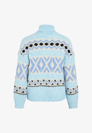 Lys blå strikkegenser med høy krage, med geometriske mønstre i mørkere blått, svart og kremfarge, teksturert stoff med ledig passform.