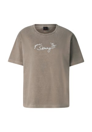 Taupekleurig T-shirt met korte mouwen, met witte tekst "gone Skiing" en een kleine skiër graphic op de borst.