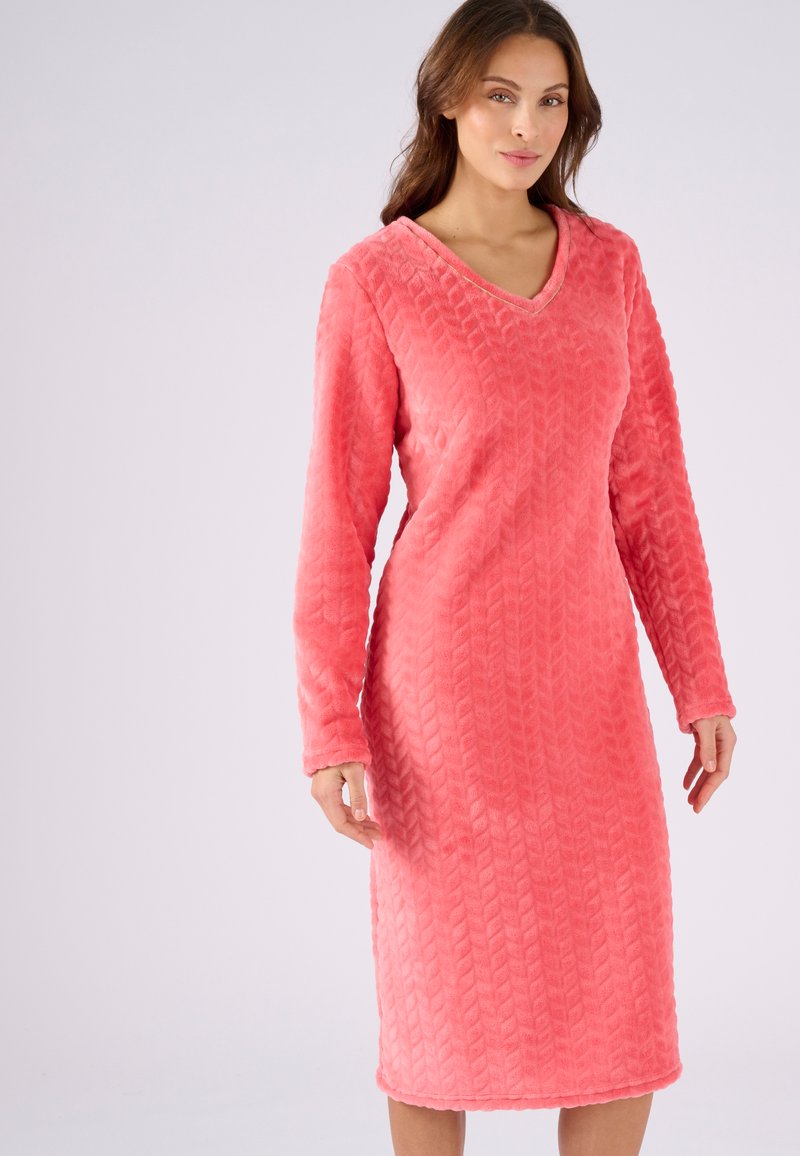 Vestido de forro polar rosa de manga larga con un patrón de chevrón texturizado, escote en V y dobladillo sólido, que ofrece una apariencia suave y acogedora.