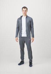 Nike Performance ACADEMY SET - Trainingspak - iron grey/black/sunset pulse