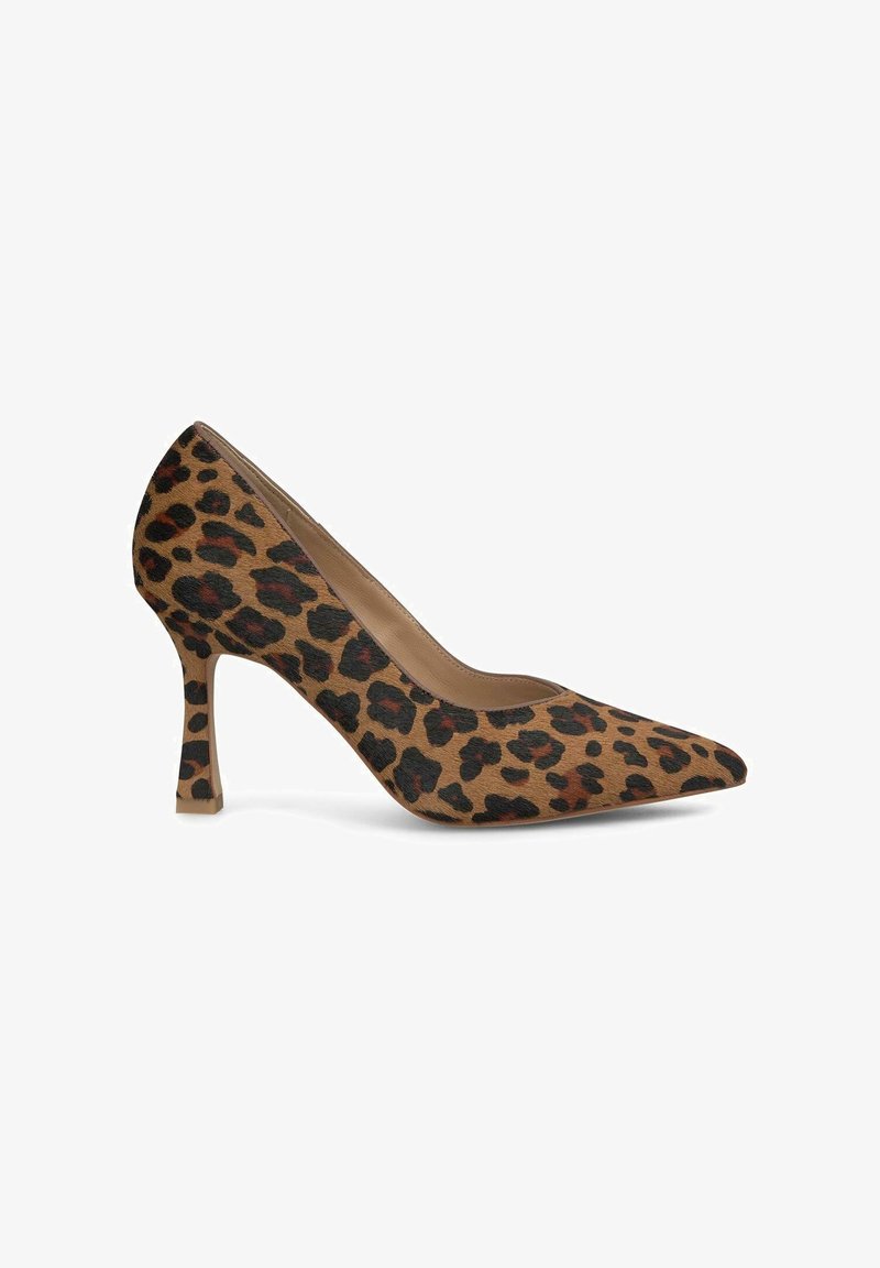 Chaussure à talon haut à bout pointu imprimé léopard marron et noir, avec un stiletto fin de hauteur moyenne et des côtés échancrés.