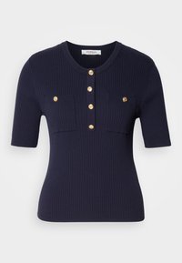 Granatowy prążkowany top z krótkimi rękawami, z okrągłym dekoltem, pięcioma złotymi guzikami z przodu oraz dwoma kieszeniami na piersi ze złotymi wykończeniami.