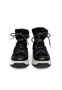 Bottes d'hiver noires avec une tige texturée, un col en fausse fourrure et des lacets noirs. Elles présentent une semelle extérieure blanche robuste avec un motif de semelle rugueuse.