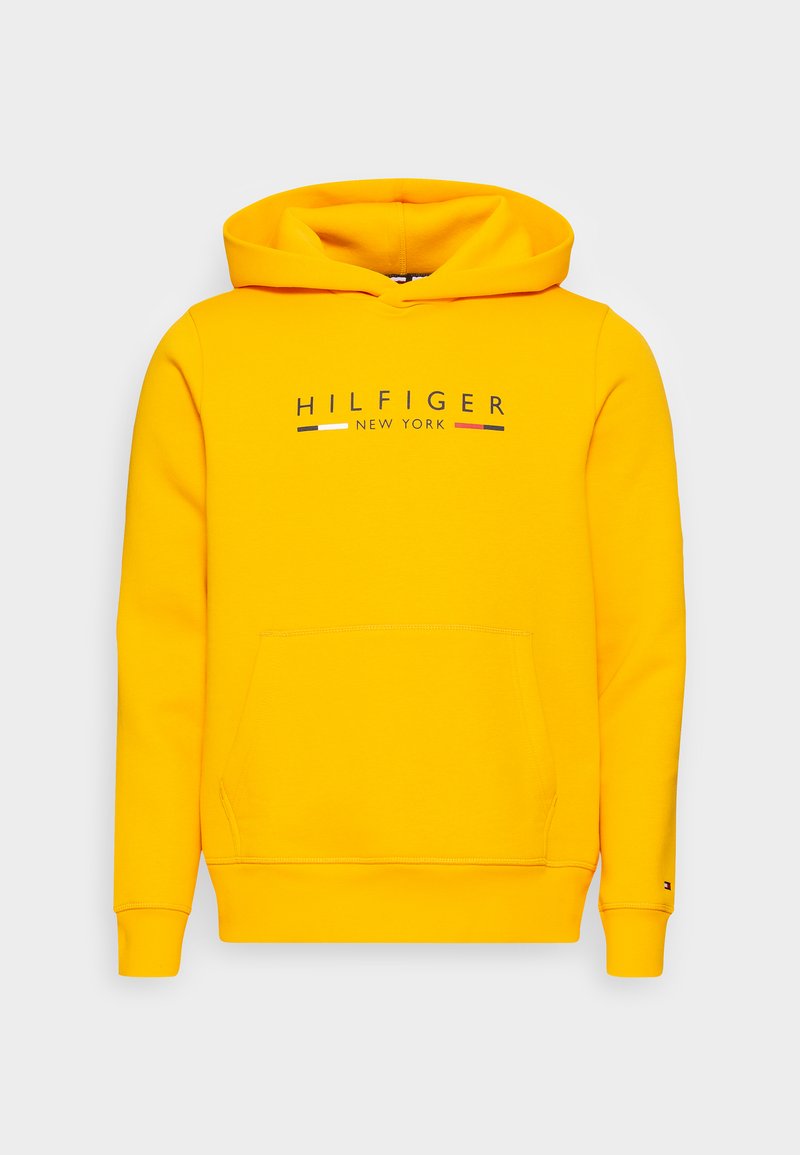 Sweatshirt amarela com um bolso frontal e capucho ajustável. Apresenta o logotipo "HILFIGER NEW YORK" em azul escuro. Tecido suave, punhos em malha canelada.