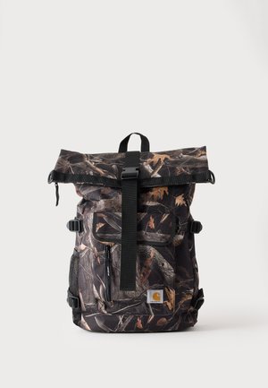 Sort og brun camouflage rulle-top rygsæk med forreste lynlåslomme, justerbare stropper og Carhartt-logo patch på ensfarvet baggrund.