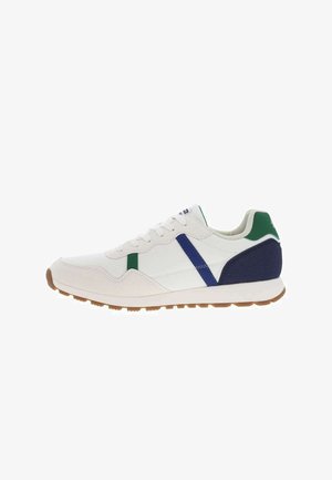 Des sneakers avec une tige en maille blanche et en cuir, ornées d'accents verts, marine et bleus, et d'une semelle en caoutchouc texturé brun.