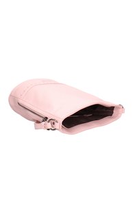 Borsa a spalla in pelle rosa con finitura testurizzata, chiusura con zip e rivestimento interno. Presenta accessori metallici e una tracolla regolabile.