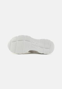 Hvit sneakersåle med segmenterte gummispor, med teksturerte mønstre for grep og en trykt logo nær hælområdet.
