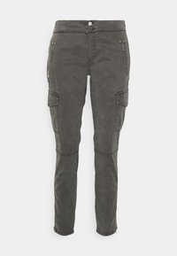 Graue Cargo-Hosen mit schlanker Passform, ausgestattet mit zwei seitlichen Reißverschluss-Taschen, Cargotaschen an den Oberschenkeln und einem weichen, strukturierten Stoff.