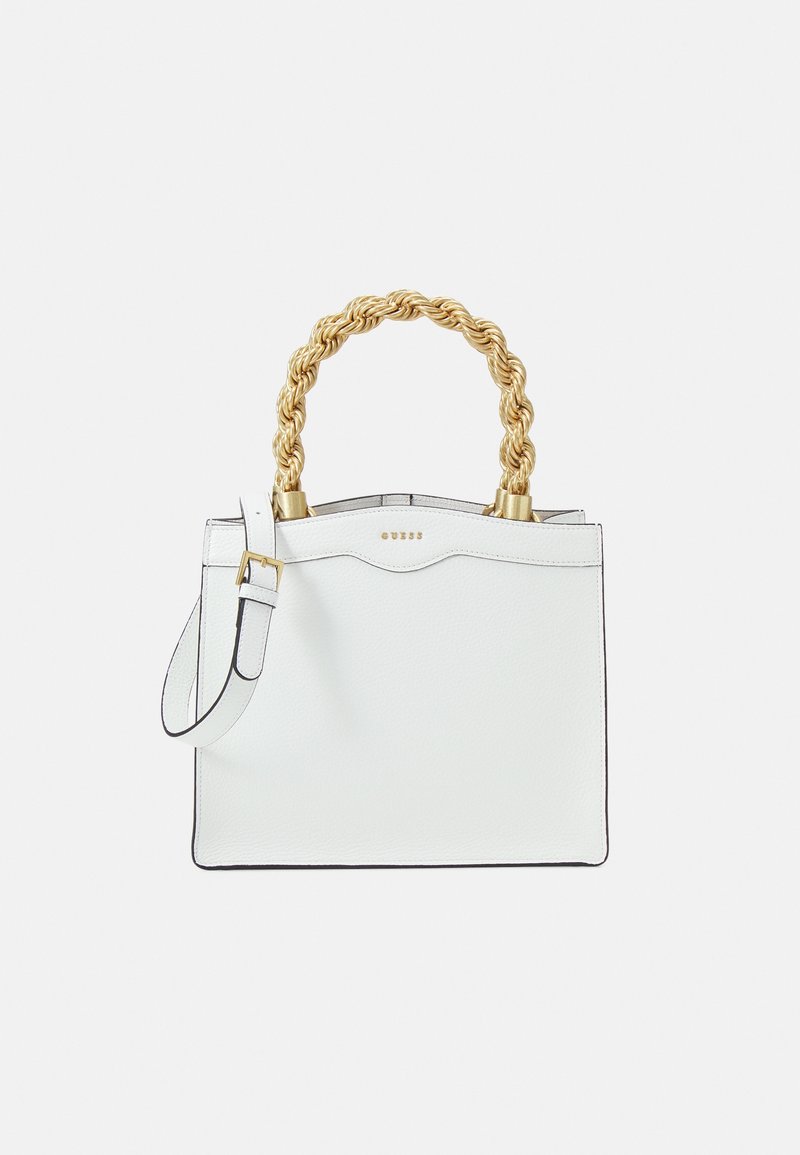 Sac à main rectangulaire blanc avec poignées supérieures torsadées dorées, bandoulière ajustable et petit logo doré "Guess".