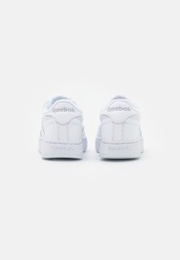 Vita Reebok-sneakers med slät läderöverdel, vadderad krage och strukturerad gummisula. Har präglad logotyp på häl och tunga.