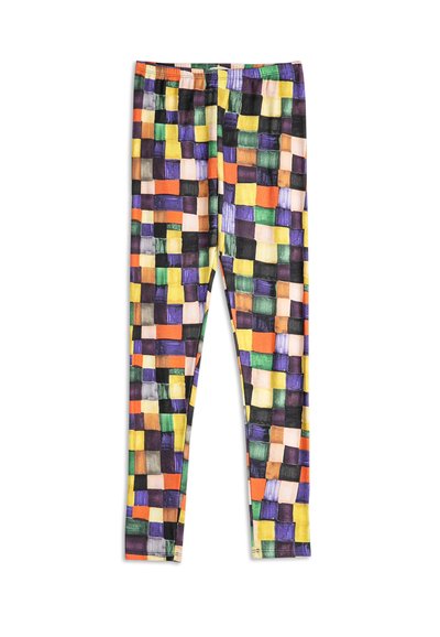 Leggings met een multikleurig geblokt patroon in tinten van geel, oranje, groen, paars, zwart en beige op een witte achtergrond.
