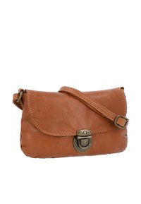 Hnedá kožená crossbody taška s klopou, kovovými doplnkami a odnímateľným nastaviteľným popruhom. Mäkká textúra s zaobleným tvarom.