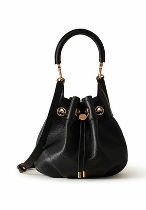 Sac seau en cuir noir avec fermeture à cordon, ferrures dorées, poignée courte et bandoulière amovible sur fond blanc.