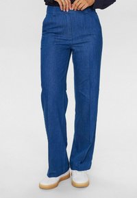 NUALETTA PANTS - Laza szabású farmerek - med blue washed denim