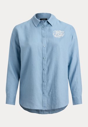 Ανοιχτό γαλάζιο μακρυμάνικο πουκάμισο με κουμπιά, γιακά και λευκό κεντημένο λογότυπο με γραφή στο αριστερό στήθος.