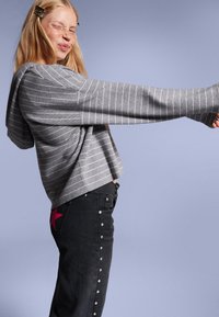 Bershka Kapuzenpullover - grey