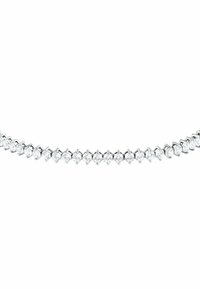 Bracciale in argento simile a un diamante, caratterizzato da più pietre rotonde e trasparenti montate a griffe, con un cinturino metallico flessibile e scintillante.