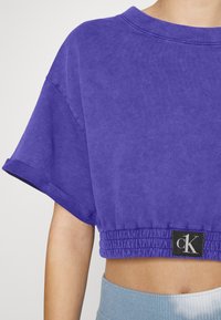 Calvin Klein Swimwear CROPPED  - Camicia da notte - wild bluebell