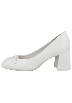 Weiße Pumps mit Blockabsatz, aus glattem Synthetikmaterial, runder Zehenpartie und einem kleinen dekorativen Riemen auf der Vorderseite. Flache Sohle.