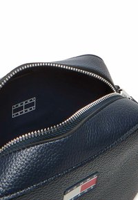 Zaino in pelle blu navy con finitura testurizzata, cerniera argento e interno in tessuto scuro. Logo visibile all'interno. Chiusura con cerniera.