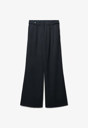 Schwarze weit geschnittene Hose aus glattem Stoff, mit zwei frontalen Taschen, Falten und einem Knopfverschluss an der Taille.