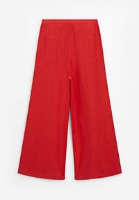 Pantalon rouge à jambes larges en tissu léger, avec une texture lisse, une taille haute et deux poches à l'arrière.
