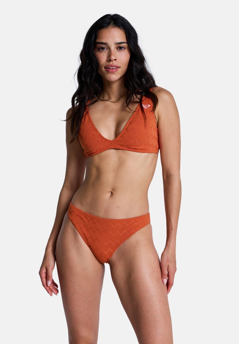 Ensemble bikini orange avec un motif en zigzag texturé, comprenant un haut bralette à col en V et un bas taille haute.