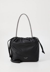 Crna kožna torbica s gornjim zatvaranjem na vezanje, srebrnim lancem kao ručkom i malim logotipom sprijeda. Glatka tekstura s opuštenim oblikom.