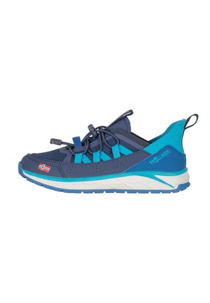 Blauer und türkisfarbener Kindersneaker mit elastischem Schnürsenkel, weißer Sohle, norwegischer Flagge nahe der Zehe und Trollkids-Logo an der Ferse.