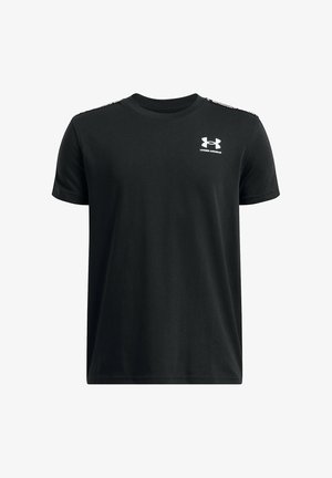 Sort Under Armour t-shirt med korte ærmer, hvidt logo på venstre bryst og brandet tape-detalje på skuldrene.