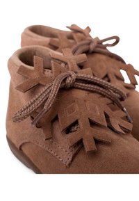 Scarpe da trekking in suede marrone con accenti a forma di fiocco di neve intagliati, dotate di lacci intrecciati e punta rotonda, progettate per comfort e durata.