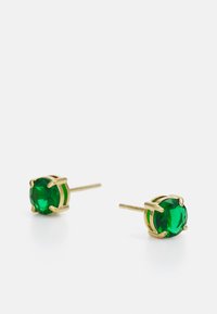 Cercei stăreți din piatră verde cu montură din metal auriu. Au o formă rotundă, un design cu prong și o suprafață reflectorizantă.