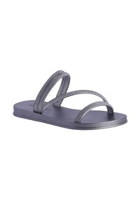 Sandalias planas grises con dos correas brillantes. Suela lisa y mate, ligeramente elevada con una punta redondeada. Diseño minimalista, adecuado para el uso casual.