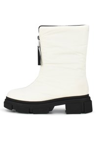 Witte gevoerde enkelboots met een hoge schacht, zijrits en een stevige zwarte zool. Glad oppervlak met subtiele stikseldetails.