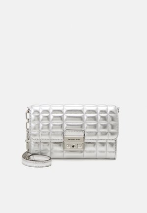 Srebrna pikowana skórzana torebka na ramię z łańcuszkowym paskiem i przednim zamkiem od Michael Kors.