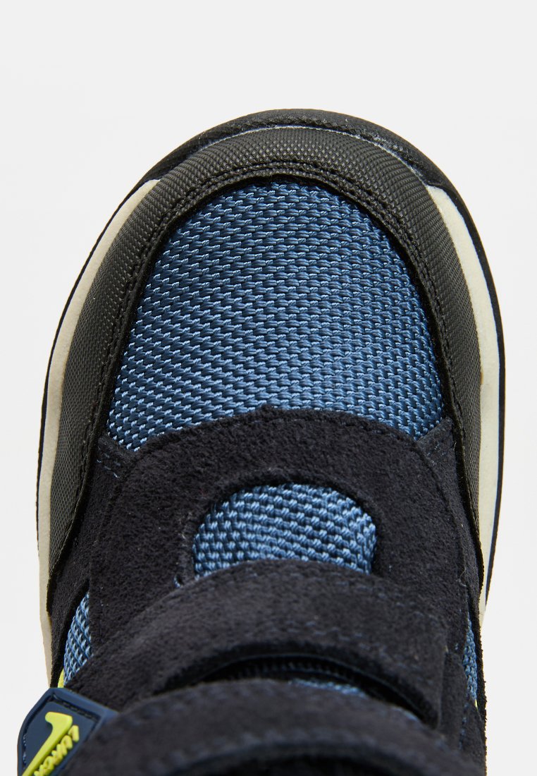 Blaues Stoffschuh-Oberteil mit einer strukturierten synthetischen Webart und dunkelblauen Wildlederelementen. Verfügt über eine schwarze Gummisohle und verstellbare Riemen für eine optimale Passform.