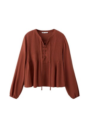 Blusa marrón óxido de manga larga con tela texturizada, escote en V con cordones, cintura fruncida y puños elásticos.