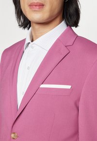 Isaac Dewhirst THE FASHION SUIT SET - Odijelo - deep rose